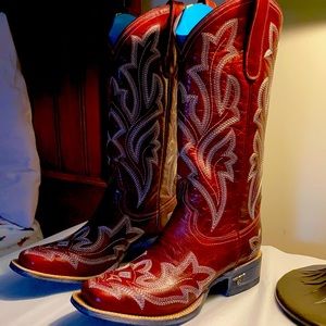 Lane New In Box Deep Red Size 8M Never worn